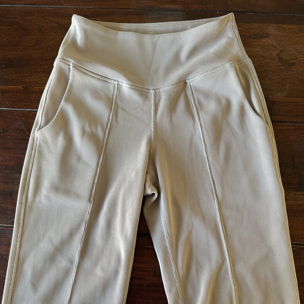 Move Theory Ribbed Flutter Flare Leggings Small Beige High Rise Front Slit Yoga - Picture 5 of 8